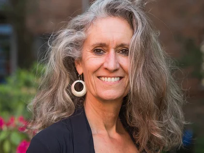 Uschi Krosch schau in die Kamera