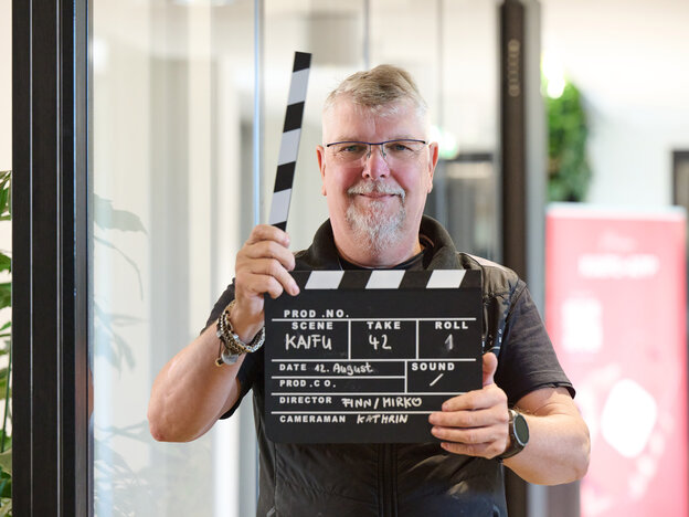 Mann mit Filmklappe