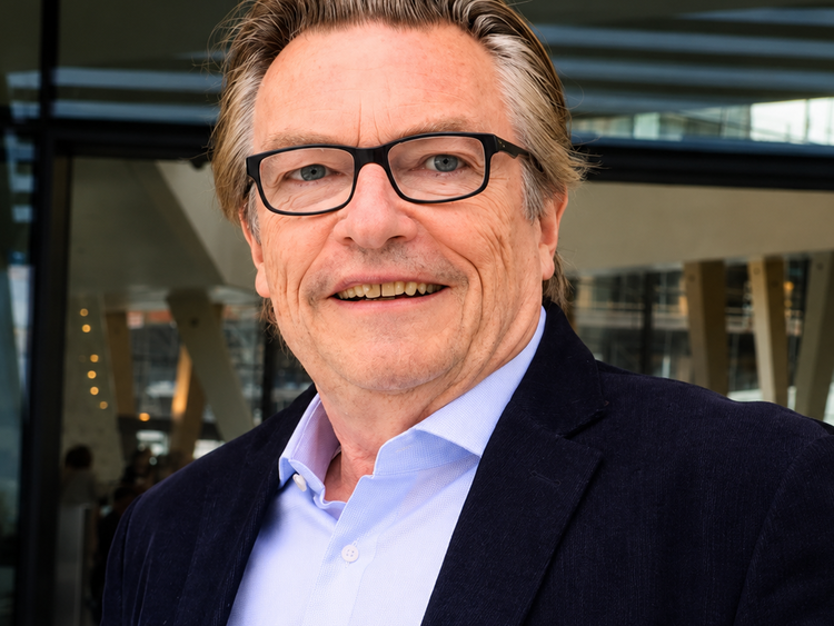 Manfred Ertel schaut direkt in die Kamera
