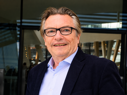 Manfred Ertel schaut direkt in die Kamera