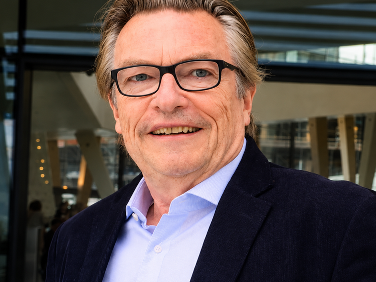 Manfred Ertel guarda dritto nella telecamera