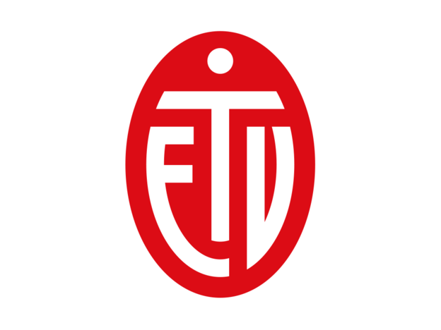 Das Wappen-Logo des Eimsbütteler Turnverbands auf weißem Hintergrund. Es besteht aus einem senkrecht stehenden, roten Oval. Im Inneren bilden die weißen Großbuchstaben „E“, „T“ und „V“ ein stilisiertes Emblem: Das zentral stehende „T“ wird von den Buchstaben „E“ (links) und „V“ (rechts) umschlossen, die sich der ovalen Außenform anpassen. Über dem horizontalen Balken des „T“ befindet sich ein kleiner weißer Punkt, sodass das „T“ zusätzlich wie eine stilisierte menschliche Figur wirkt.